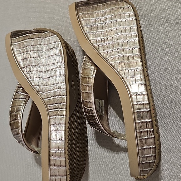 Volatile Metallic Wedge Sandals - Picture 4 of 10